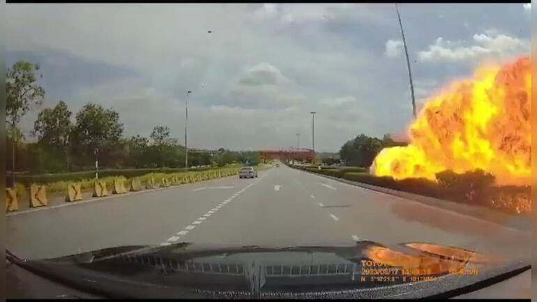 Malezya’daki facia anı kamerada... Özel jet otoyola düştü: 10 ölü